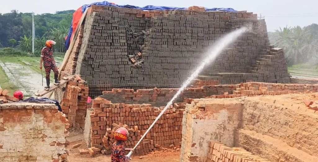 বরিশালে অবৈধ ইটভাটায় পরিবেশ অধিদপ্তরের অভিযান, প্রস্তুত ইট ধ্বংস ও জরিমানা